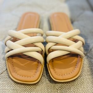 Universal Thread Cream and Tan Women's Sandals